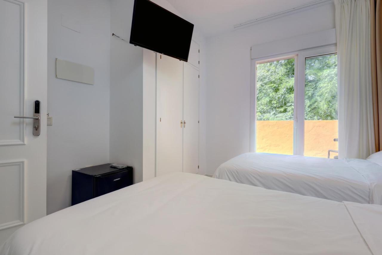 Hostal 37 Estepona Bagian luar foto