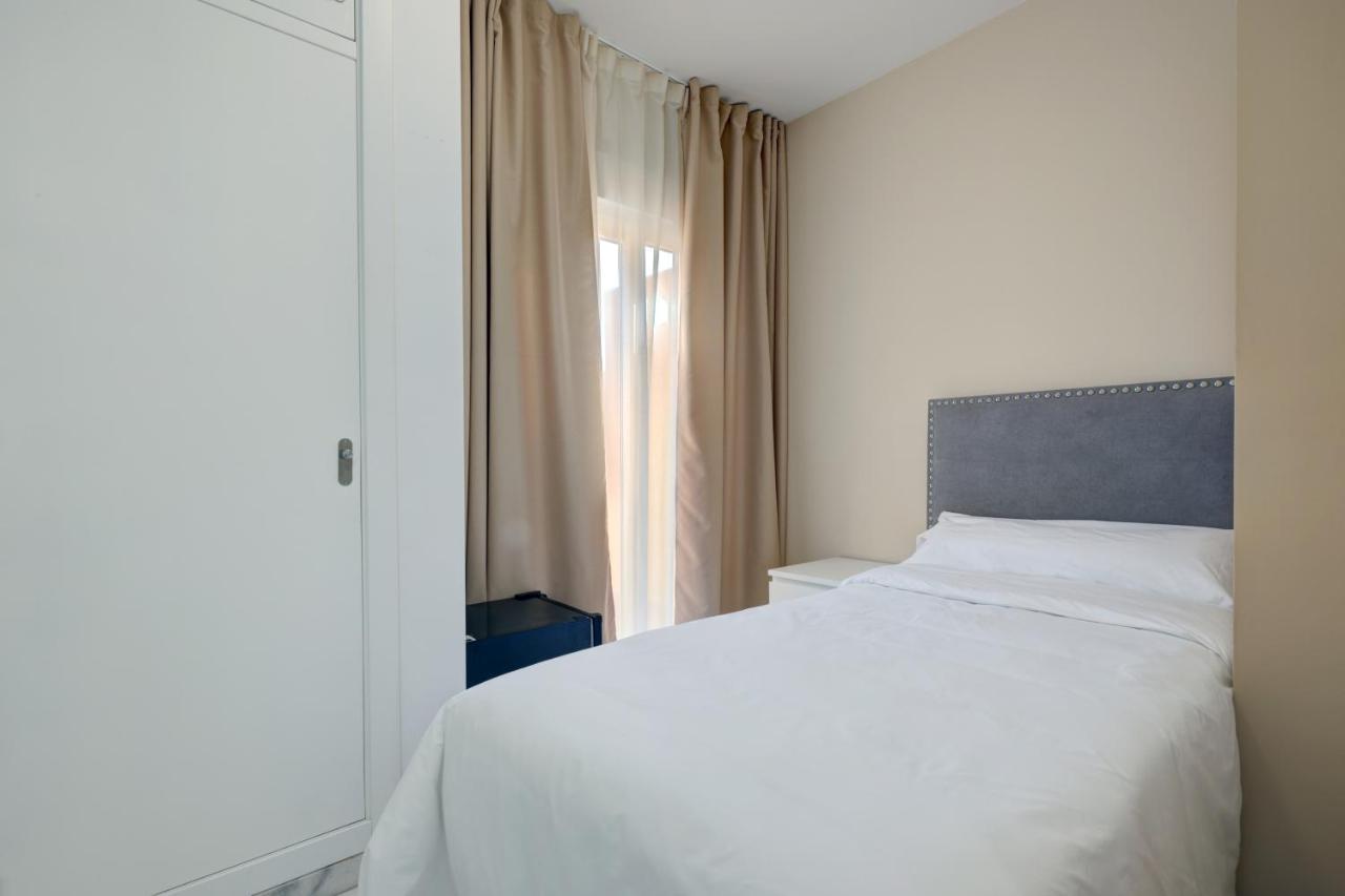 Hostal 37 Estepona Bagian luar foto