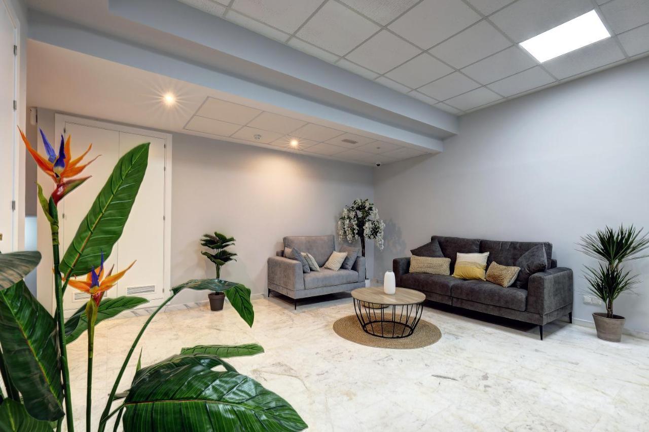 Hostal 37 Estepona Bagian luar foto