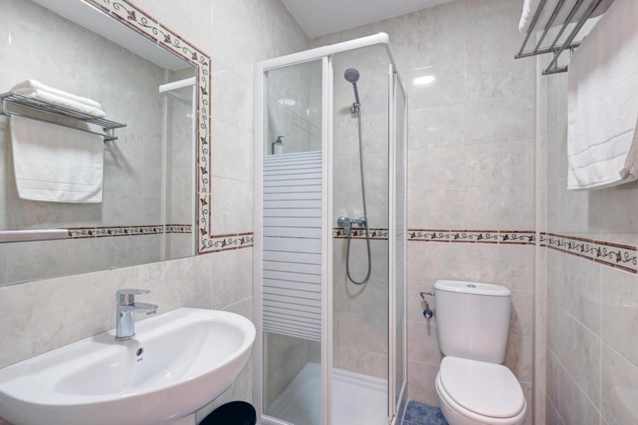 Hostal 37 Estepona Bagian luar foto