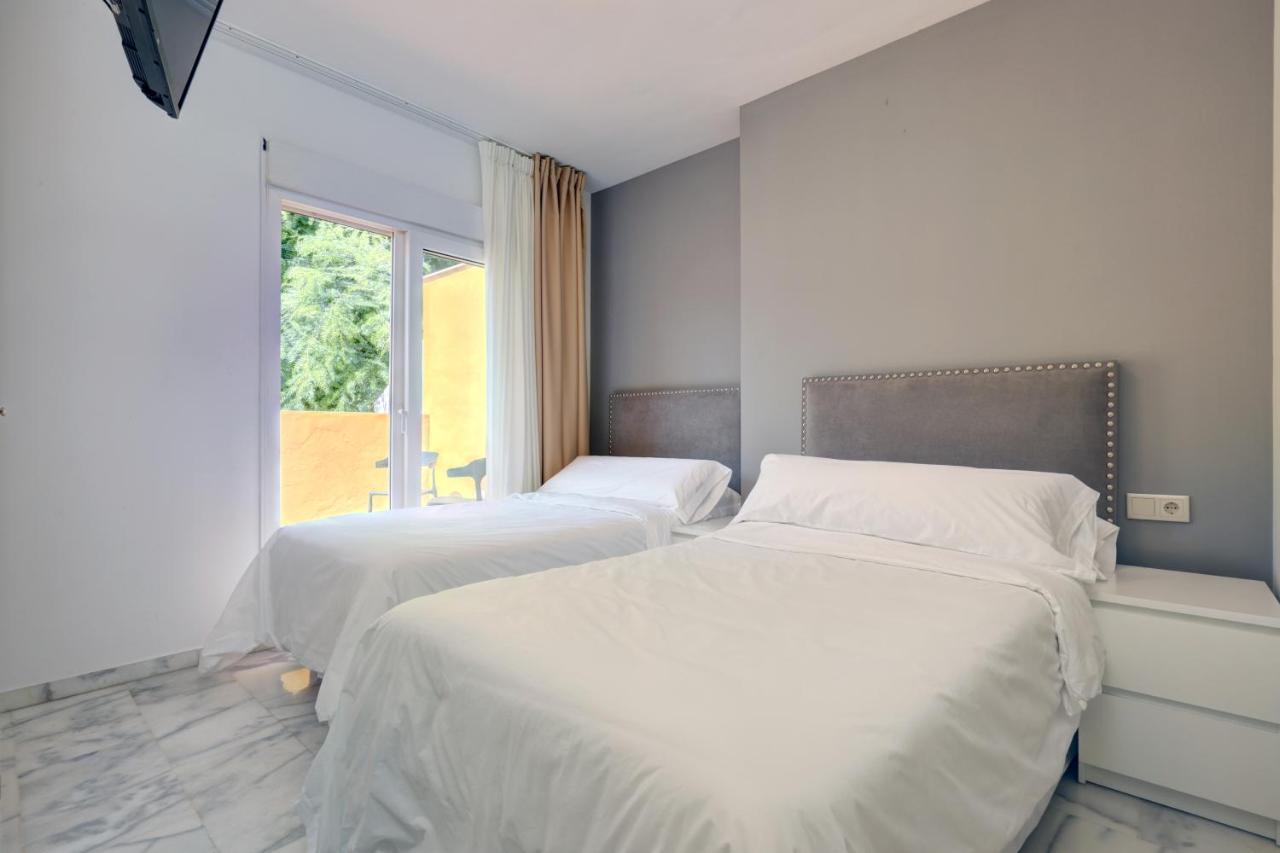 Hostal 37 Estepona Bagian luar foto