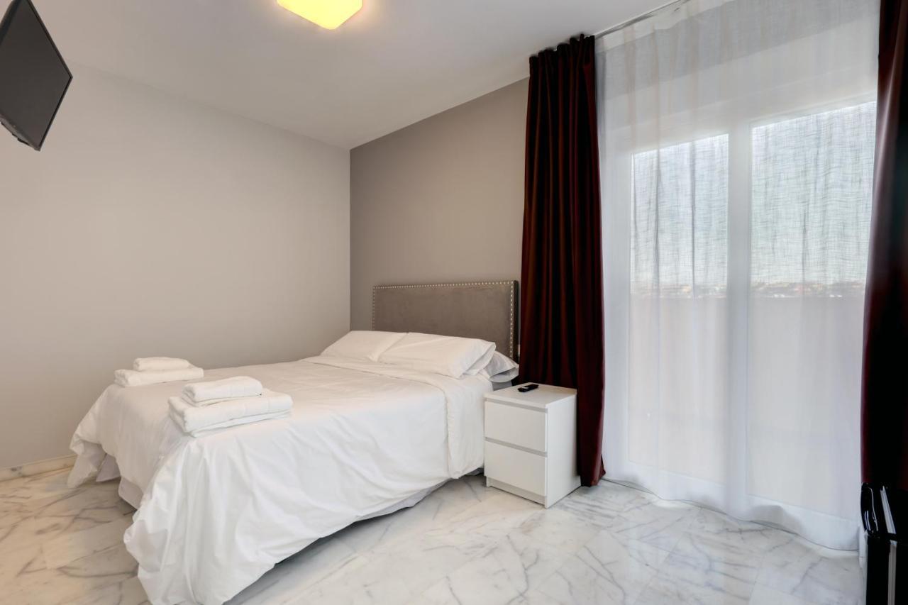 Hostal 37 Estepona Bagian luar foto
