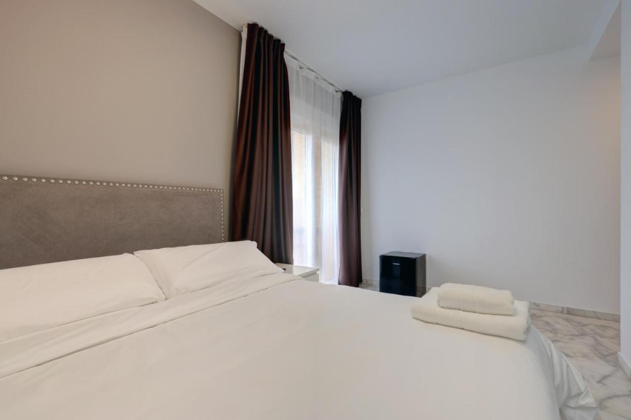 Hostal 37 Estepona Bagian luar foto